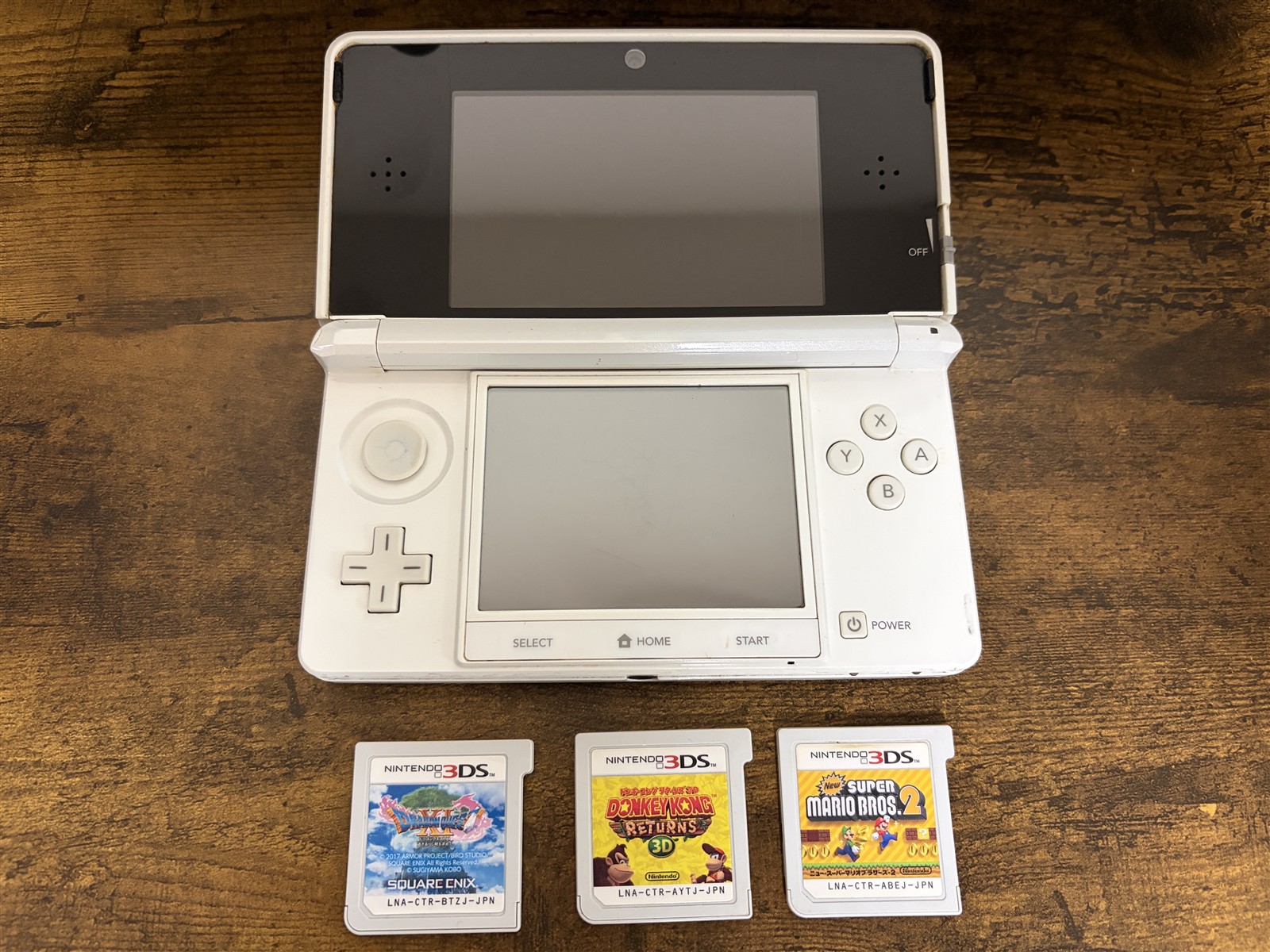 今回使用した白い旧3DS本体と3DSゲームカード