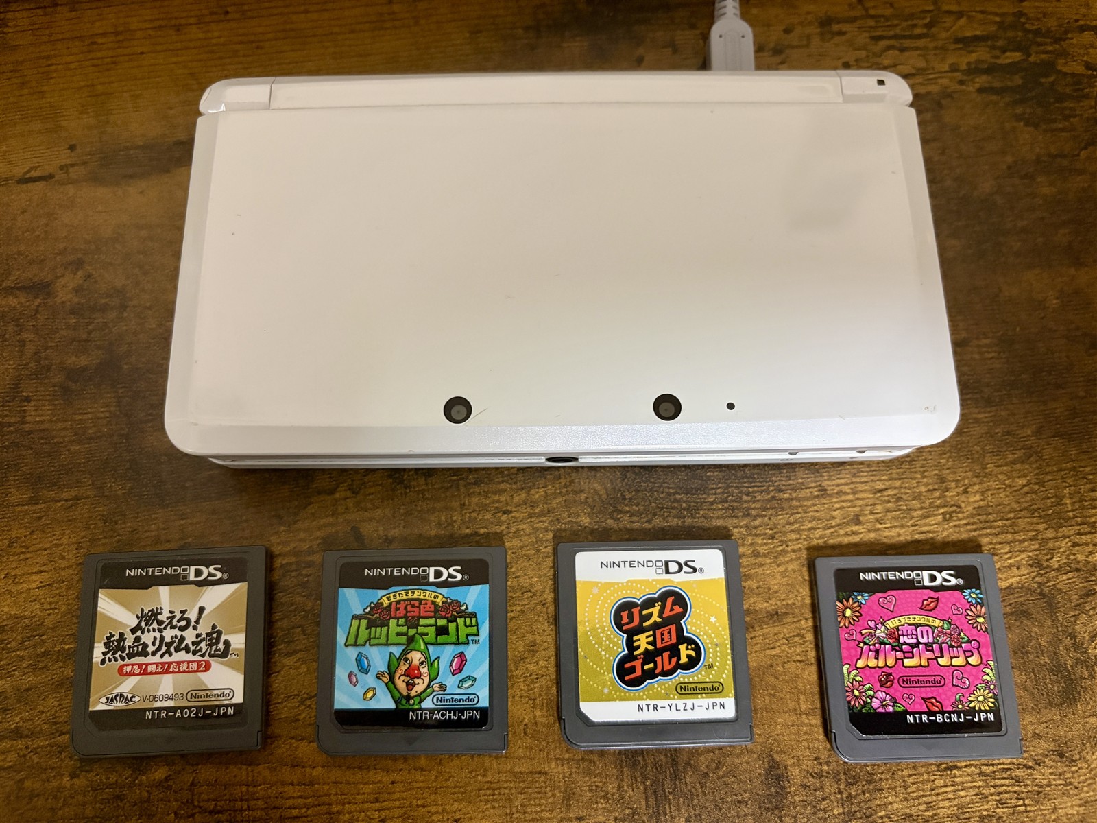 旧3DS本体とニンテンドーDSのゲームカード