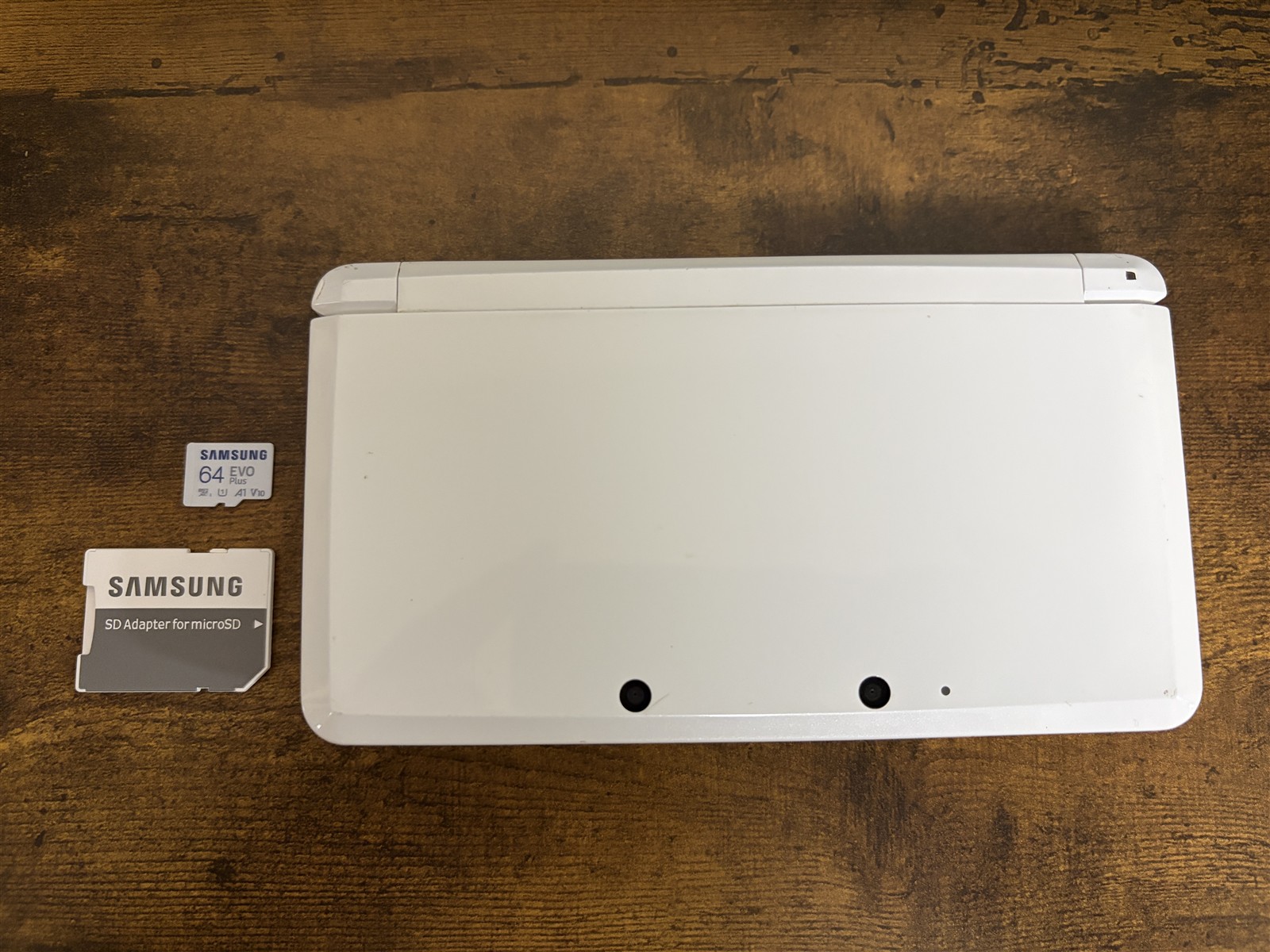 旧3DS本体とmicroSDカード、SD変換アダプター