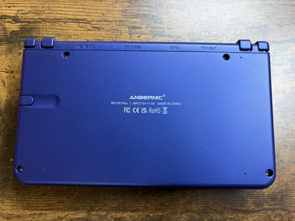 RG DS Plusの背面。上側に各端子の表記、左側にタッチペンの収納口
