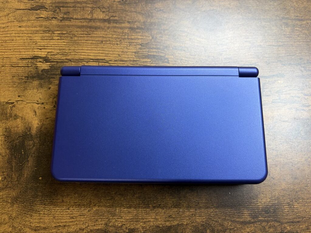 閉じた状態のRG DS Plus（メタリックブルー）
