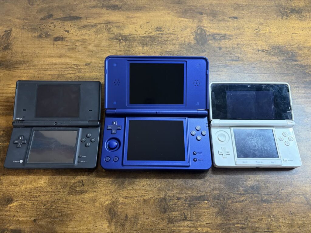 開いた状態のニンテンドーDSi・RG DS Plus・3DS初期型を横に並べて比較