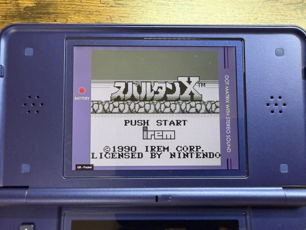 RG DS Plusでゲームボーイのスパルタンエックスをグレー系の色合いで表示