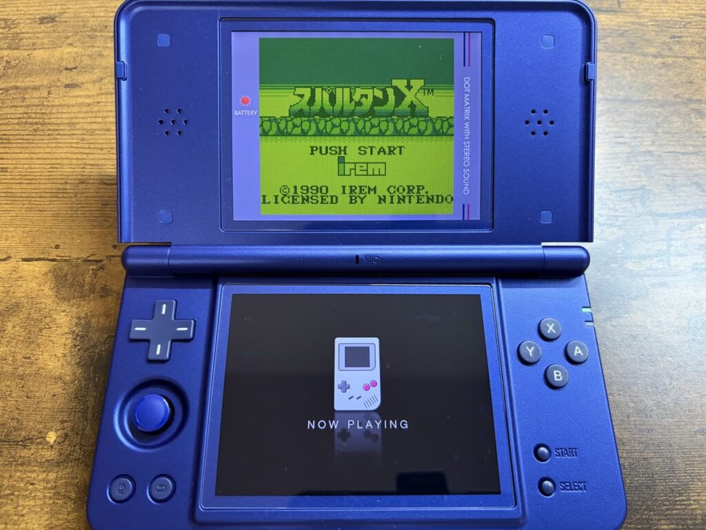 RG DS Plusでゲームボーイのスパルタンエックスを起動。下画面にNOW PLAYINGの表示