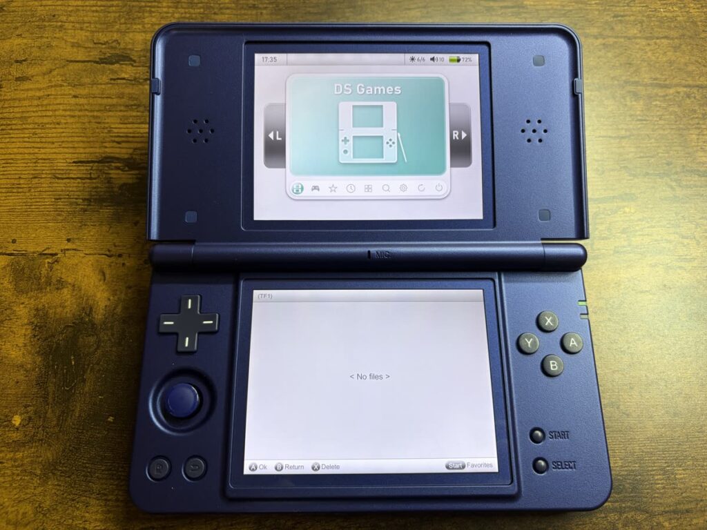 RG DS Plusのメニュー画面。上画面でDSのアイコンを選択中