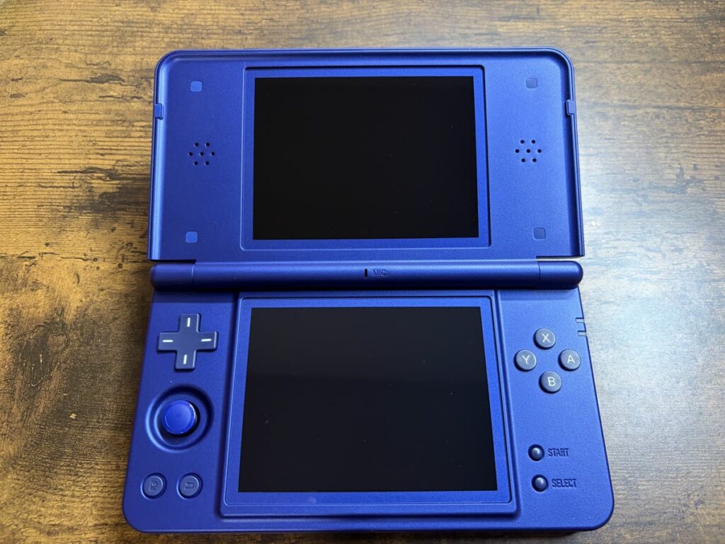 開いた状態のRG DS Plus。上下2画面と十字キー・スティック・ABXYボタン