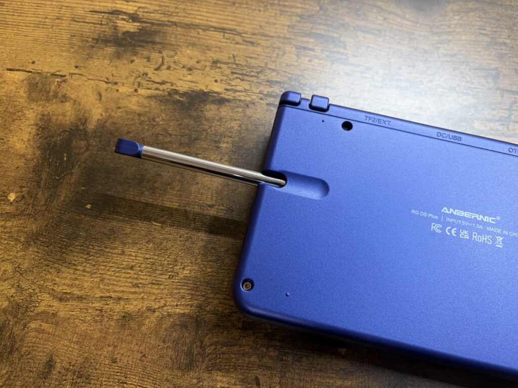 RG DS Plusの背面からタッチペンを引き出すところ