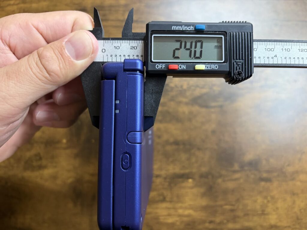 閉じたRG DS Plusの厚みをノギスで測ると24.0mm