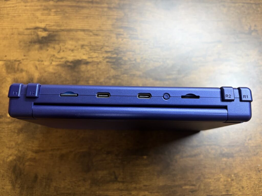 RG DS Plusの奥側の側面。L1・L2・R1・R2ボタン、TFカードスロット2つ、USB Type-C端子2つ、リセット穴